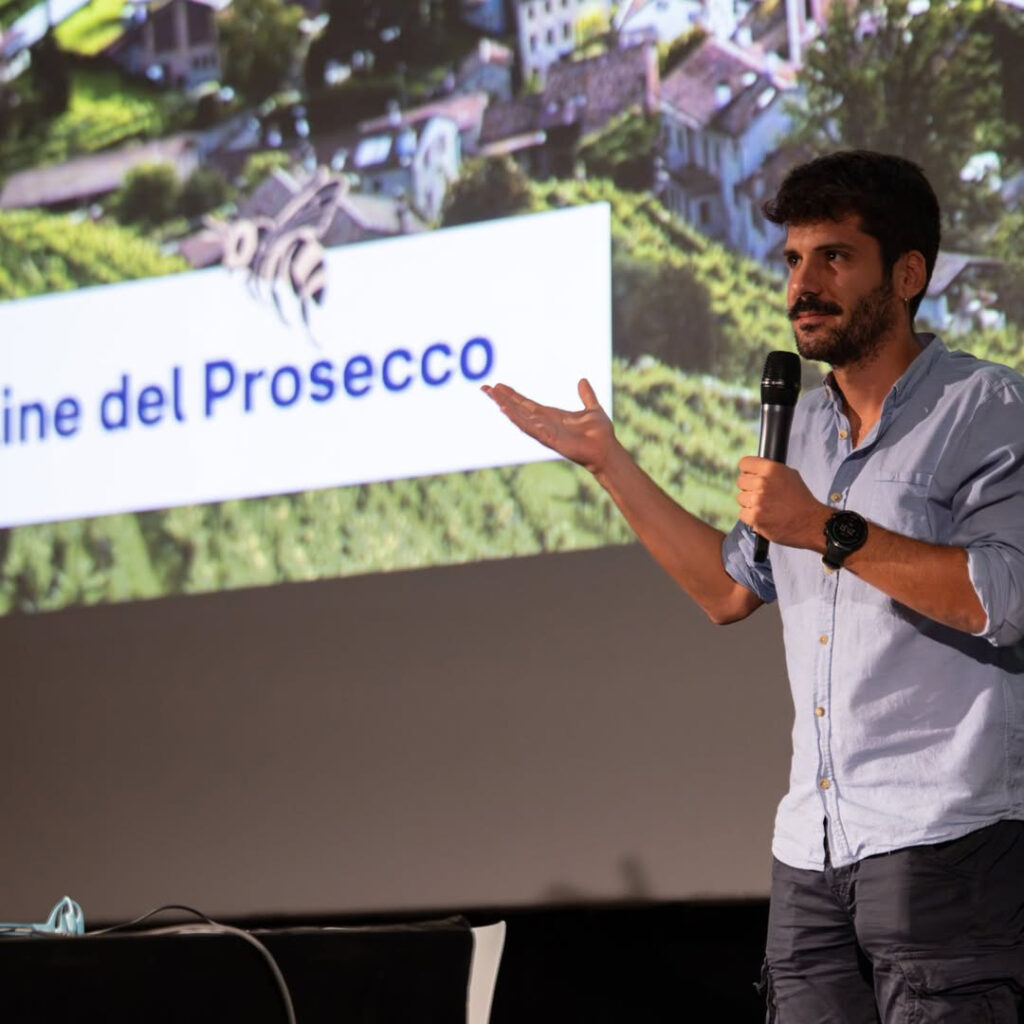 Riccardo Rizzetto, dottore forestale e divulgatore scientifico sul palco dell'evento "Io che non vivo... senza biodiversità" organizzato dal Gruppo Giovani Soci e Socie di Banca 360 FVG