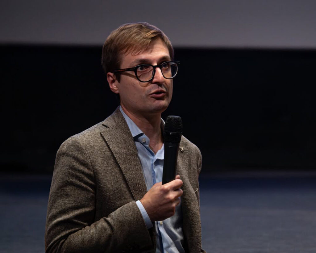Enrico Poniz presidente del Gruppo Giovani Soci di Banca 360 FVG sul palco dell'evento "Io che non vivo... senza biodiversità"