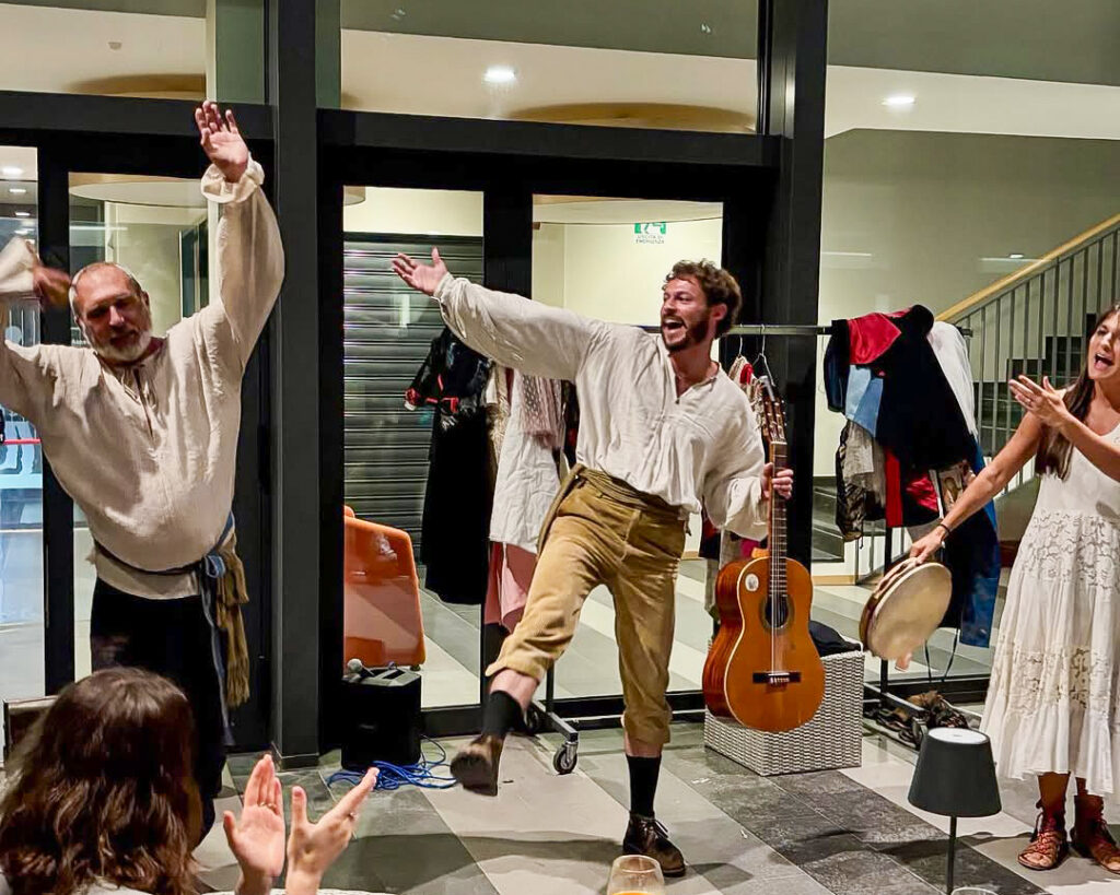 Performance teatrale dei maestri del Carnevale di Venezia alla Casa del Socio di BCC Caravaggio e Cremasco