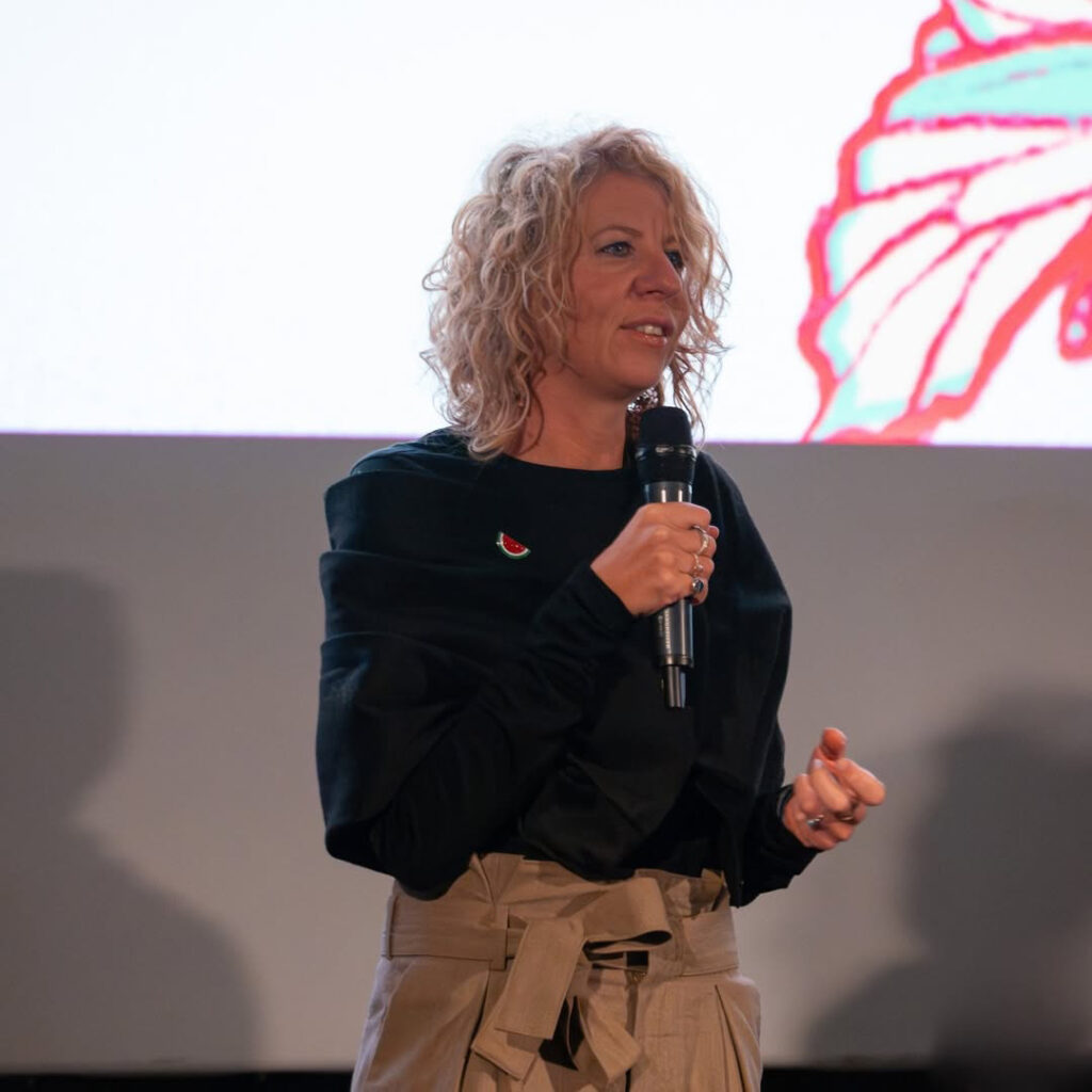 Valeria Barbi, giornalista ambientale, autrice e divulgatrice sul palco dell'evento "Io che non vivo... senza biodiversità" organizzato dal Gruppo Giovani Soci e Socie di Banca 360 FVG