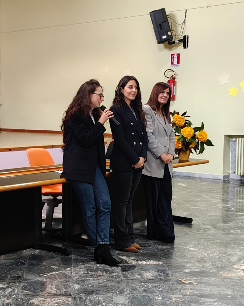 Il Gruppo Giovani Soci BCC Erchie porta nelle scuole secondarie del territorio l'educazione finanziaria. Beatrice Epifani del Gruppo Giovani Soci BCC Erchie presenta i valori del Credito Cooperativo