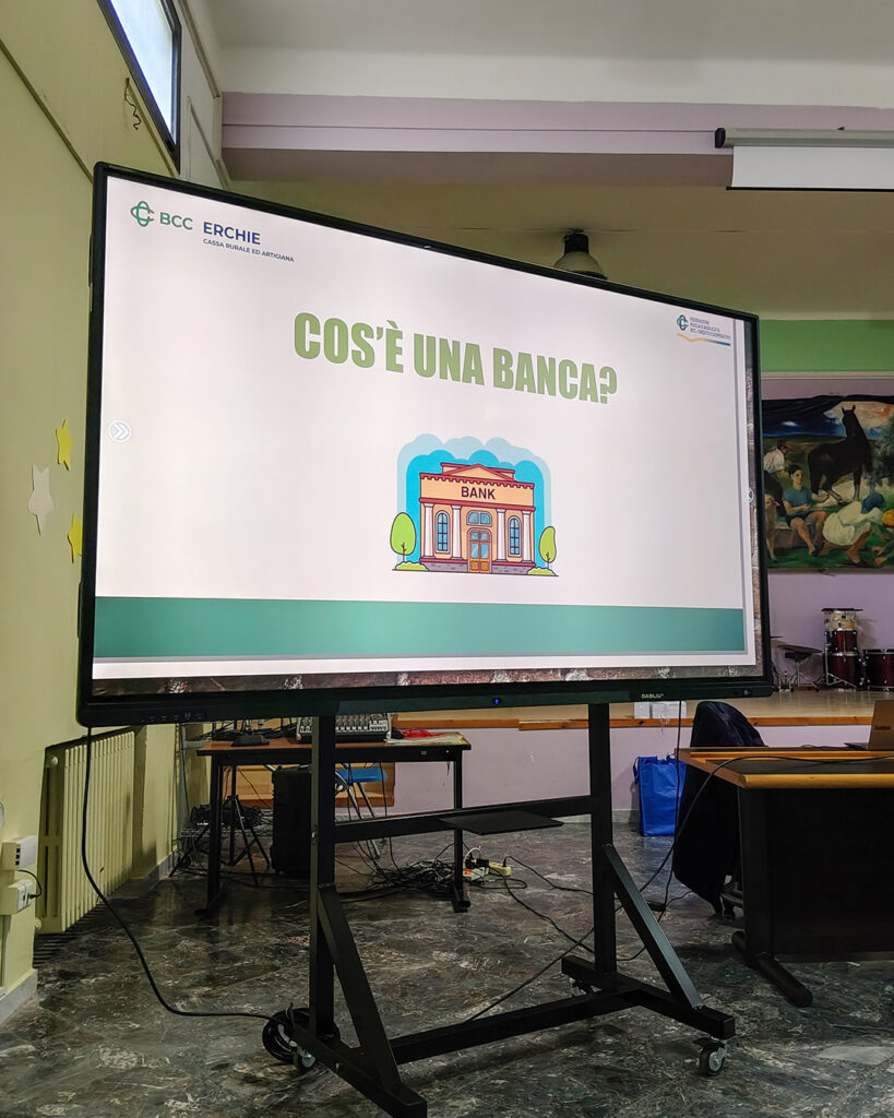 Il Gruppo Giovani Soci BCC Erchie porta nelle scuole secondarie del territorio l'educazione finanziaria. Nella slide si parla di cosa fa una Banca