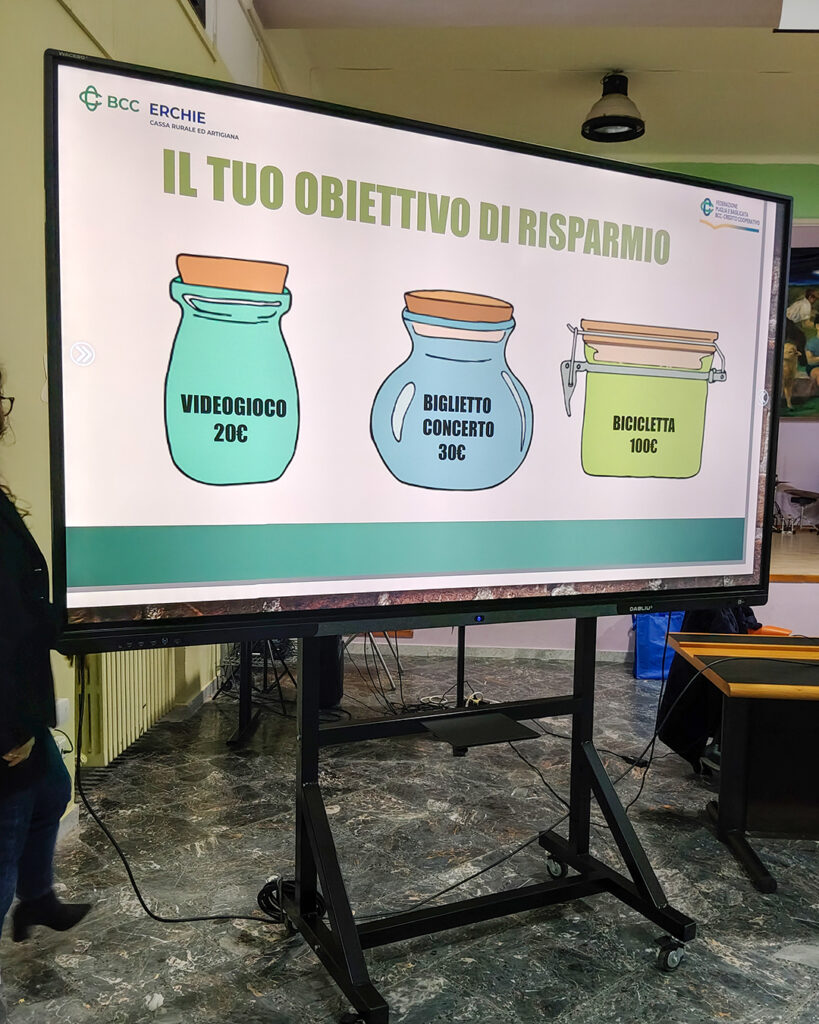 Il Gruppo Giovani Soci BCC Erchie porta nelle scuole secondarie del territorio l'educazione finanziaria. Nella slide si parla di budget personale e di obiettivi di risparmio.