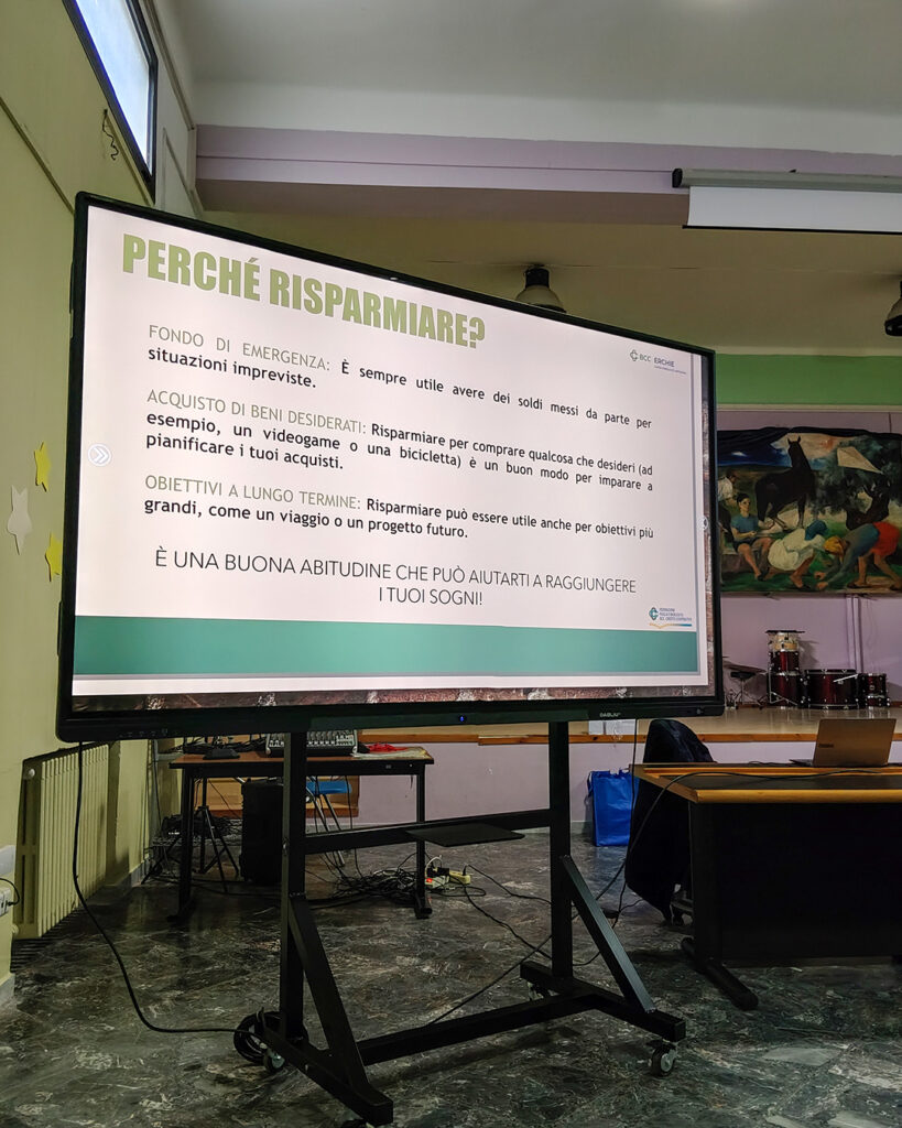 Il Gruppo Giovani Soci BCC Erchie porta nelle scuole secondarie del territorio l'educazione finanziaria. Nella slide si parla dell'importanza del risparmio