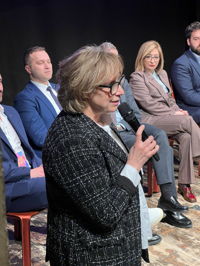 La Sindaca di ostra Federica Fanesi al quarto miniforum dei giovani soci e scoie delle BCC marchigiane
