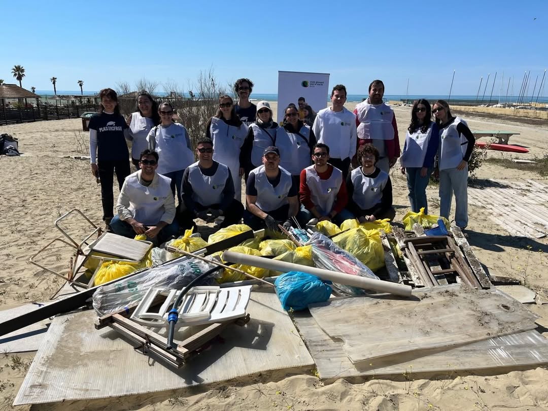 Featured image for “Plastic Free a Marina di Pietrasanta: i Giovani Soci di Banca BVLG ripuliscono la spiaggia”