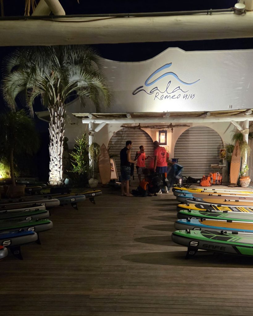 Ingresso del Bagno Cala Romeo 64/65 di Cesenatico con i Giovani Soci RomagnaBanca pronti per l'alba in Sup