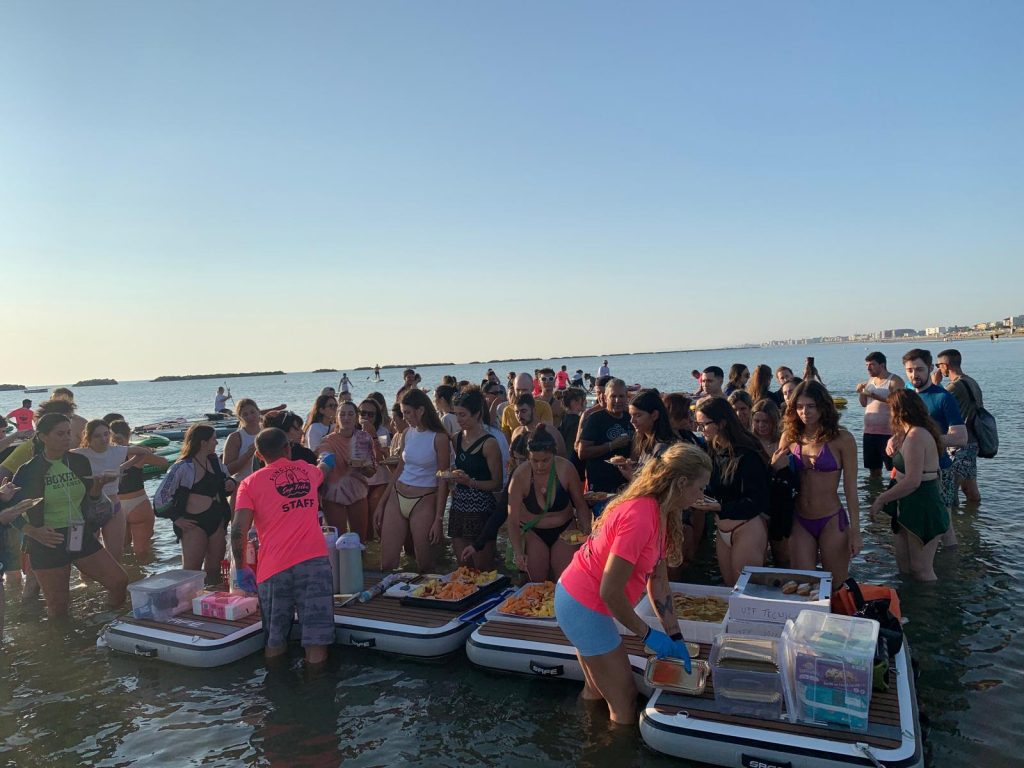 Lo staff distribuisce la colazione ai Giovani Soci RomagnaBanca su piattaforme galleggianti in mare a Cesenatico