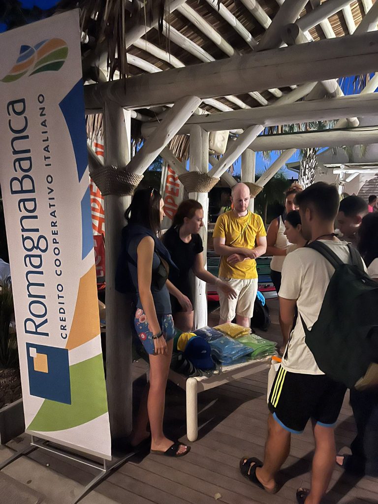 Distribuzione dell'attrezzatura ai Giovani Soci RomagnaBanca prima dell'uscita in SUP a Cesenatico
