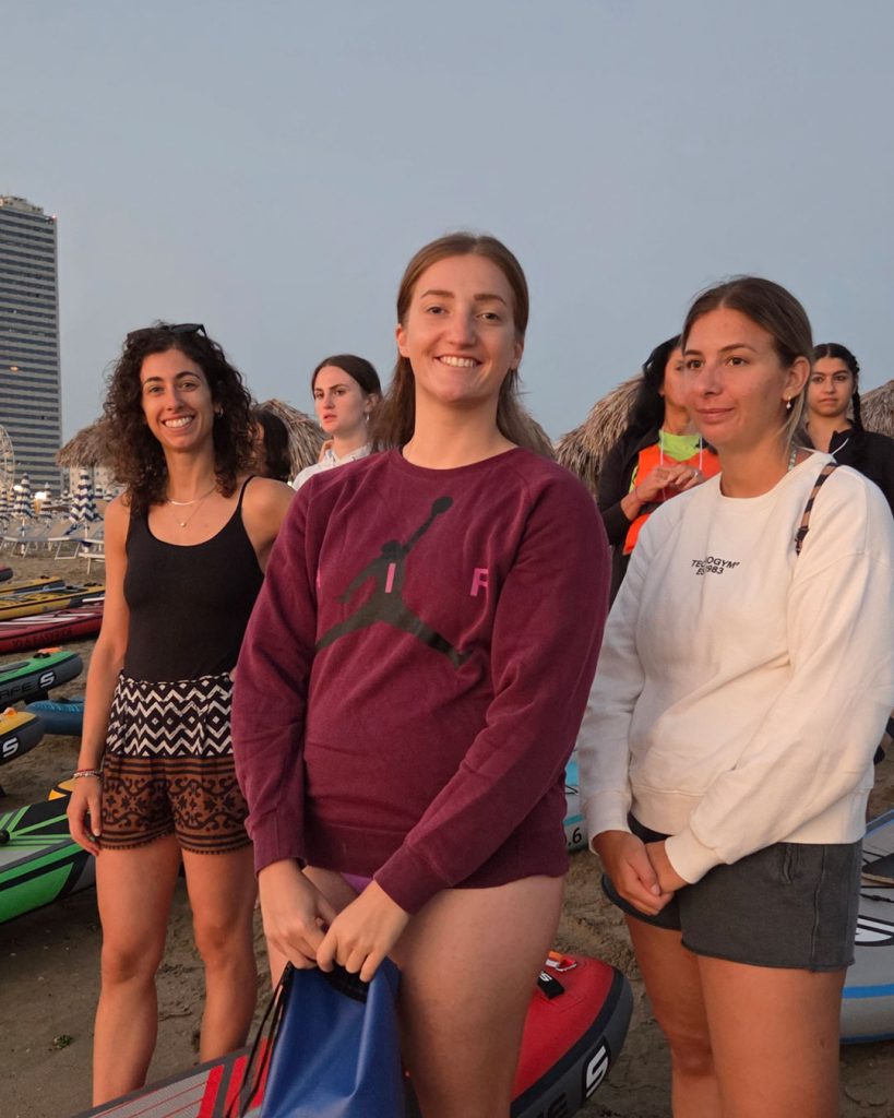 Gruppo di Giovani Soci RomagnaBanca sulla spiaggia di Cesenatico dopo l'alba in Sup