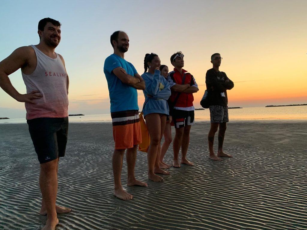 Giovani Soci RomagnaBanca in riva al mare a Cesenatico mentre osservano l'alba