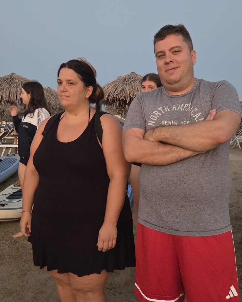 Due partecipanti dei Giovani Soci RomagnaBanca in spiaggia al termine dell'alba in Sup