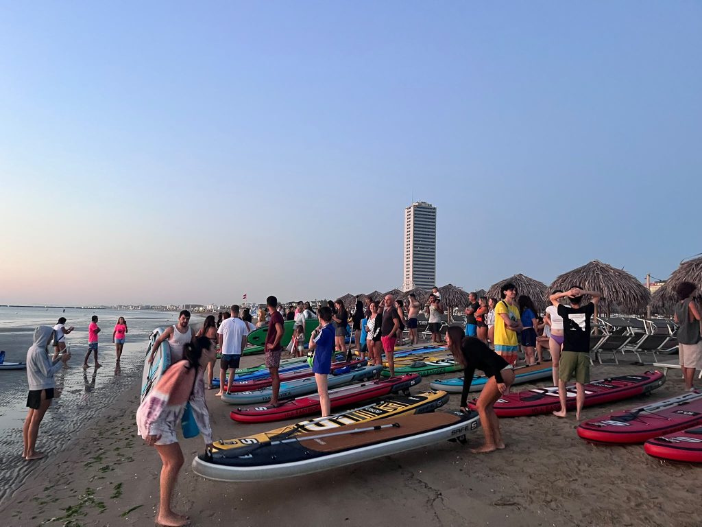 Giovani Soci RomagnaBanca riportano le tavole SUP a riva a Cesenatico dopo l'alba