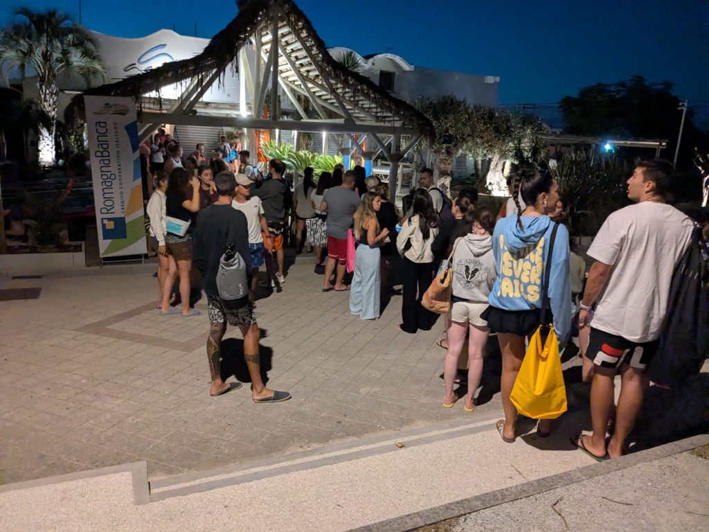 Giovani Soci RomagnaBanca si radunano di notte al Bagno Cala Romeo prima dell'alba in Sup a Cesenatico