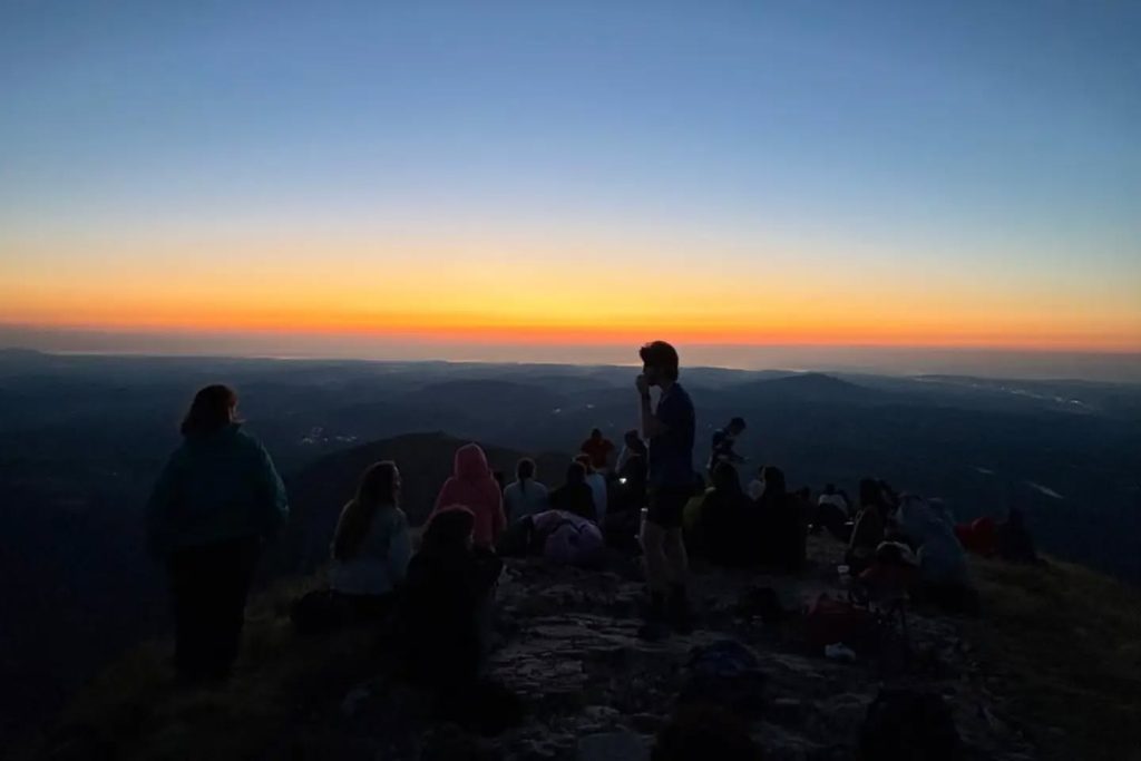 Giovani Soci GiovaniLab.com in attesa dell'alba sul Monte Sibilla