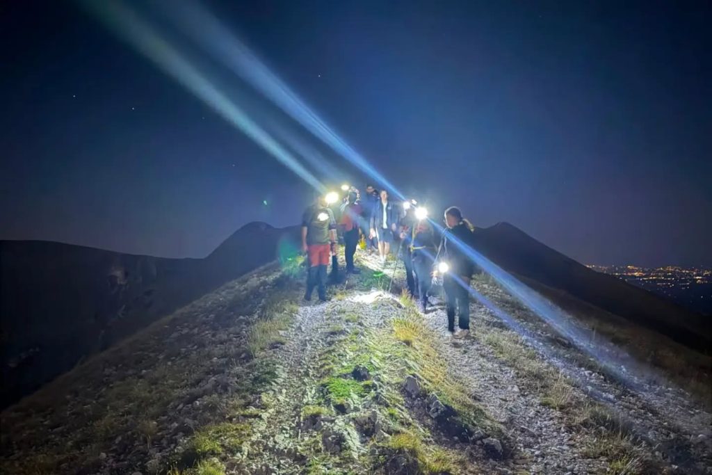 Giovani Soci GiovaniLab.com in cammino notturno verso il Monte Sibilla