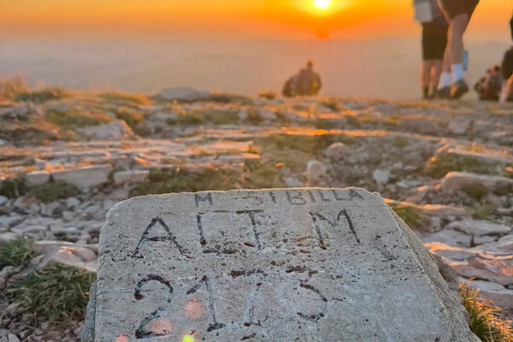 Vetta del Monte Sibilla, tappa dell'Alba sulla Sibilla a 2173 metri