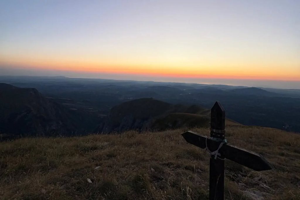 Croce di legno lungo il sentiero dell'Alba sulla Sibilla, Monte Sibilla