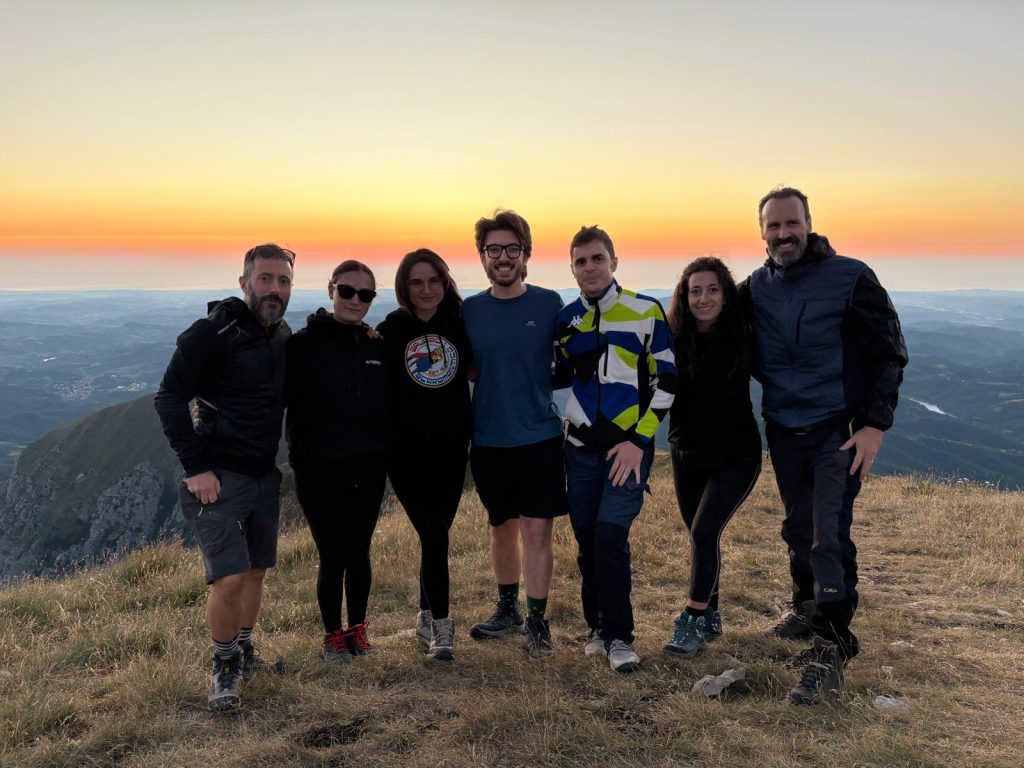 Giovani Soci in vetta al Monte Sibilla al termine dell'Alba sulla Sibilla