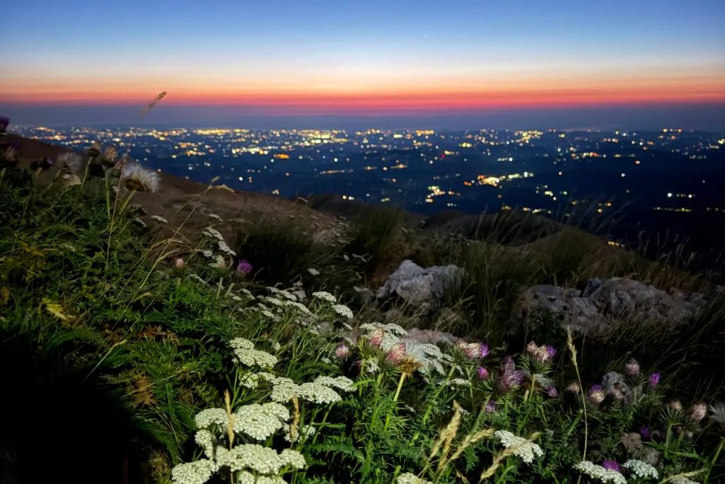 Panorama all'alba dal Monte Sibilla verso la pianura marchigiana