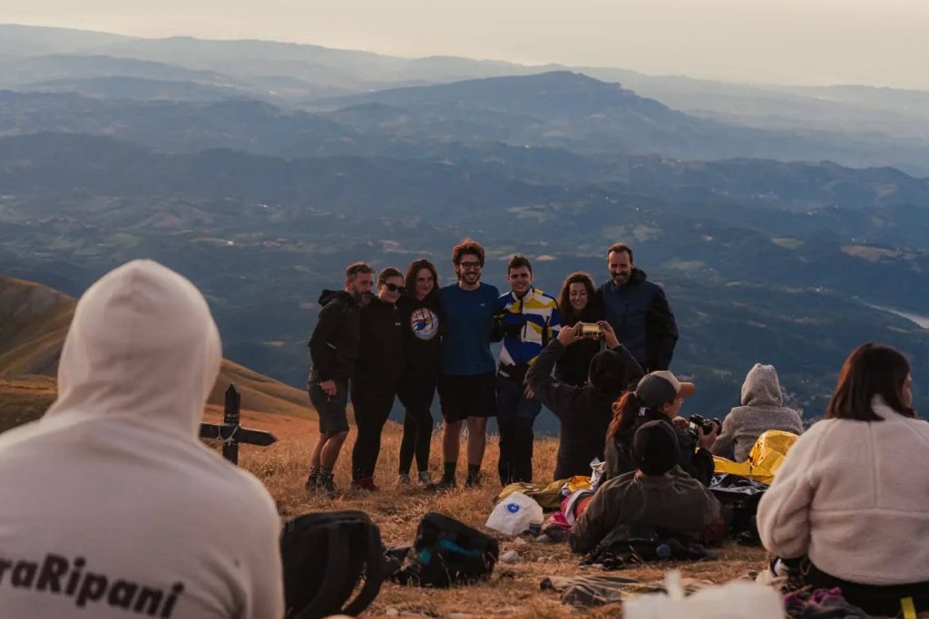 Giovani Soci in vetta al Monte Sibilla durante l'Alba sulla Sibilla