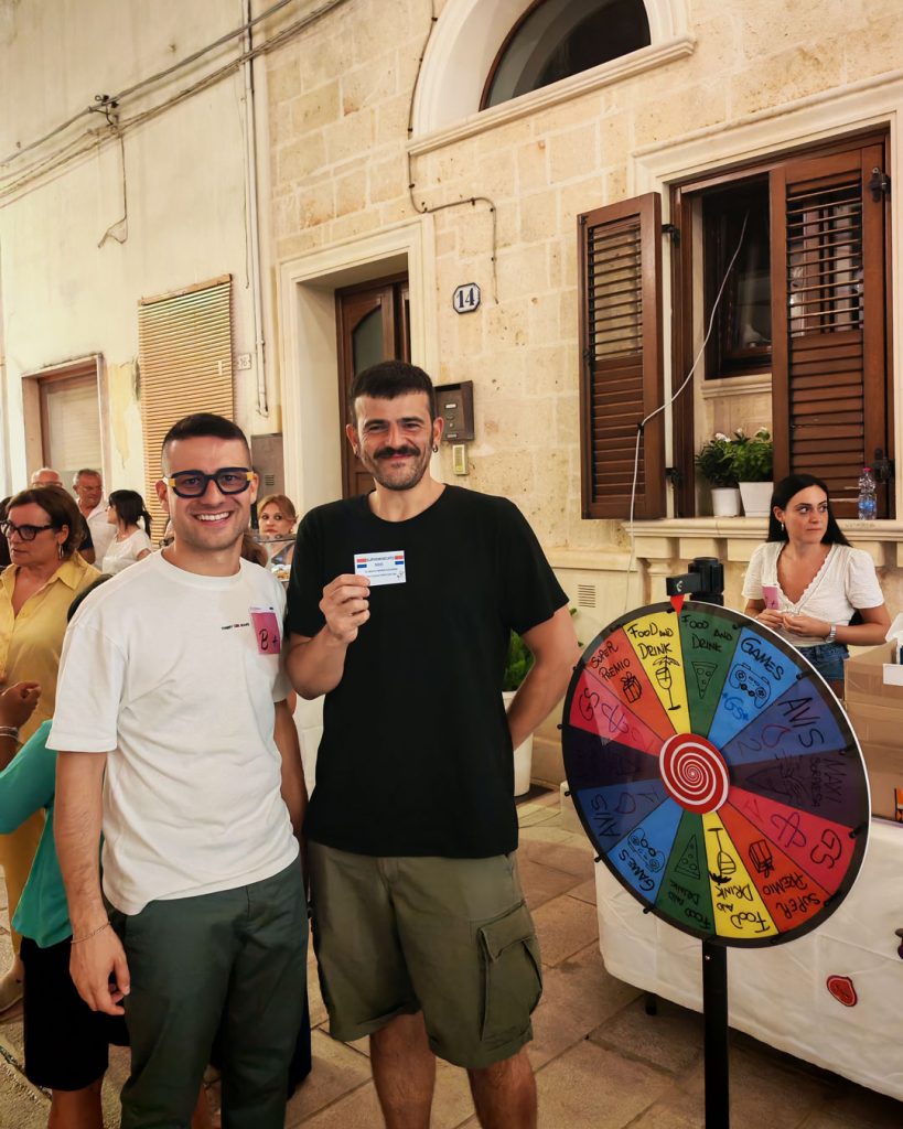 Giovani Soci BCC Erchie con un premio della ruota di Fichissimo