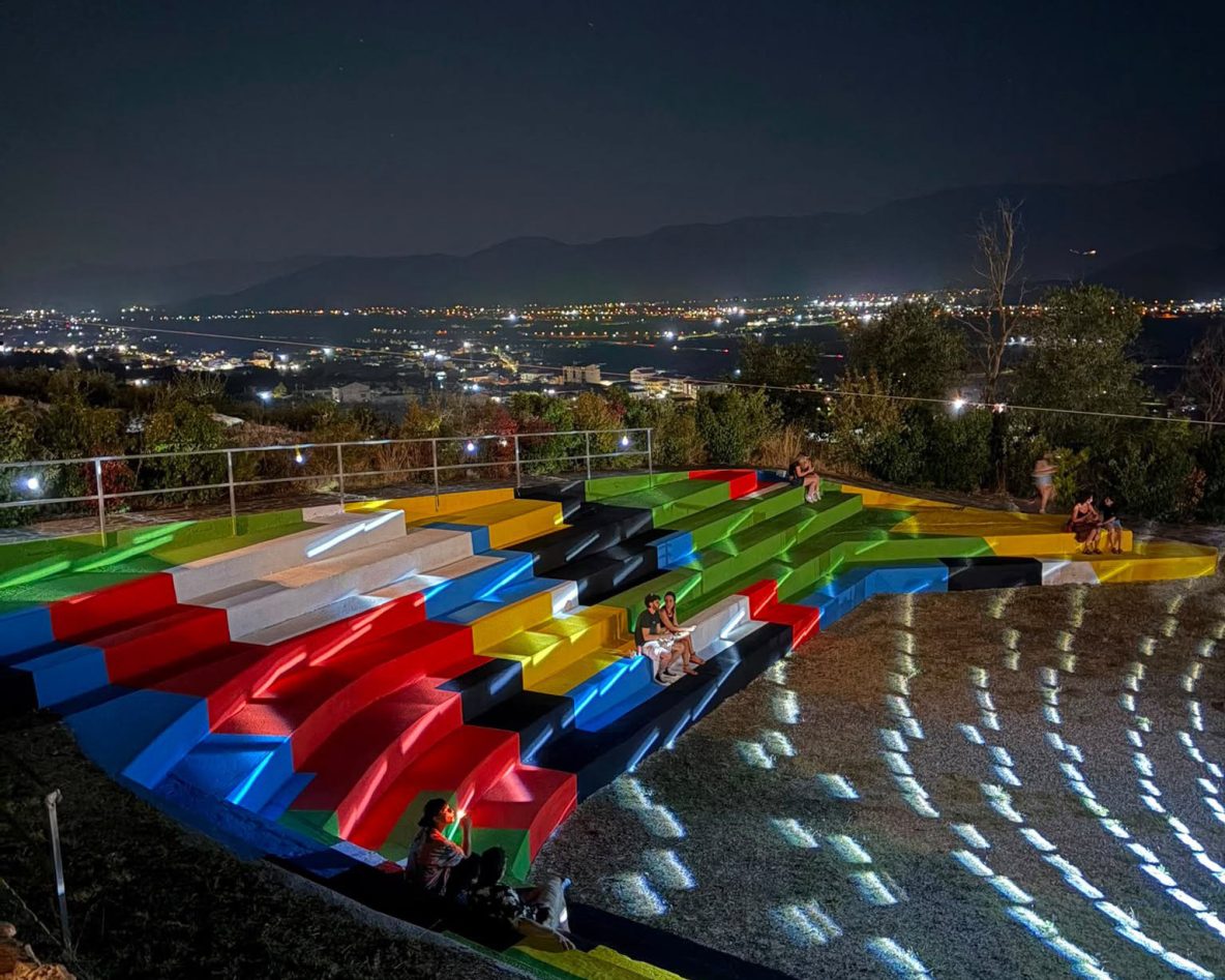 Fritz Festival Sala Consilina di sera, ragazzi seduti sulla scalinata colorata da Geometric Bang