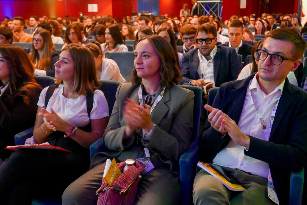 Membri del Comitato di coordinamento della rete nazionale dei giovani soci e socie delle bcc in platea durante la consulta al Forum 2026