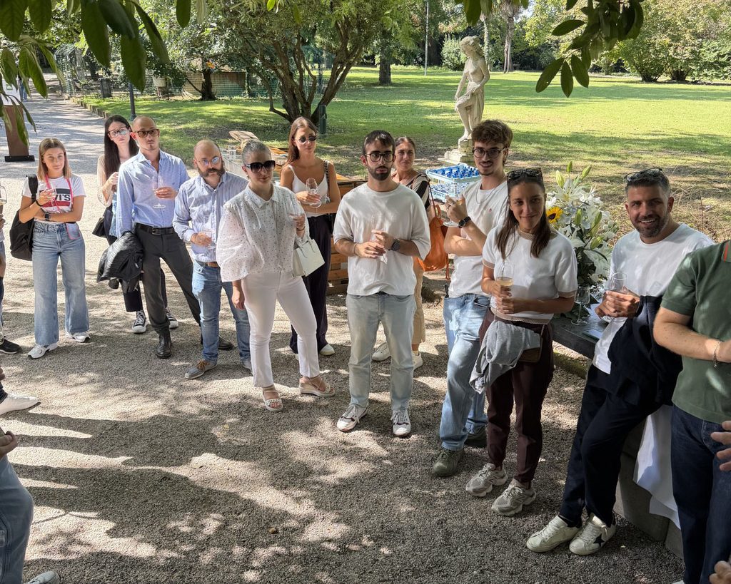 Giovani Soci BCC Oglio e Serio brindano nel parco durante la Gita Sociale a Treviso
