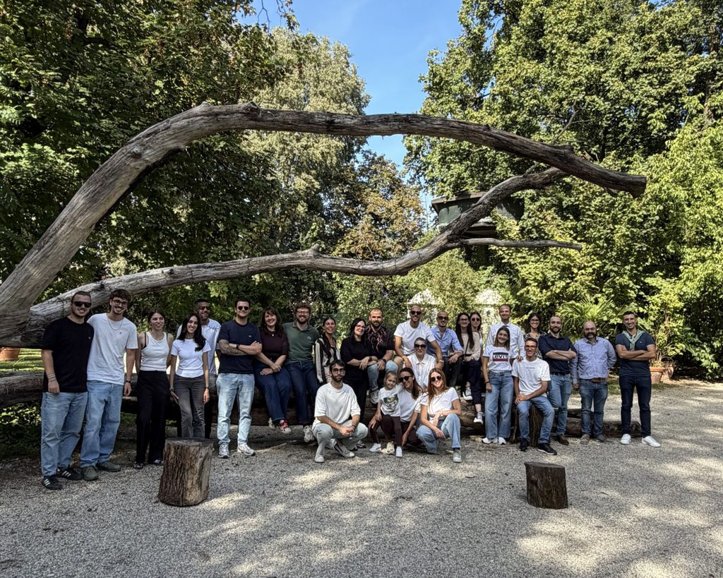 Giovani Soci BCC Oglio e Serio in foto di gruppo nel parco durante la Gita Sociale a Treviso