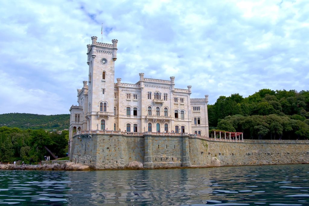 Il Castello di Miramare visto dal mare, nell'Area Marina Protetta di Trieste