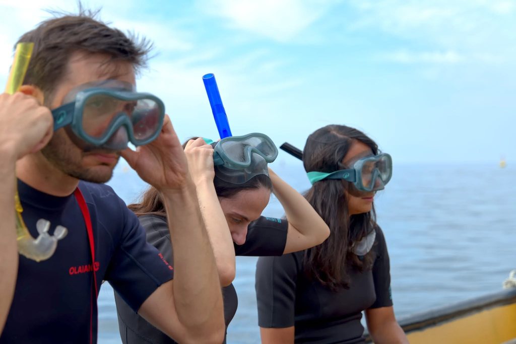 Giovani Soci indossano maschera e boccaglio prima dello snorkeling a Miramare