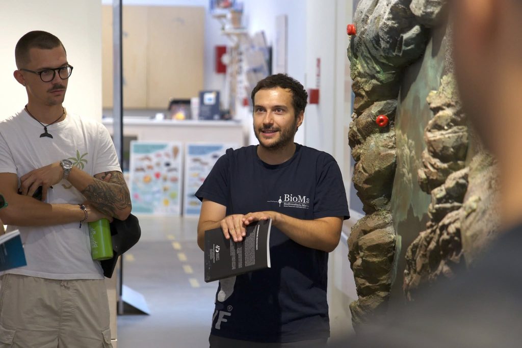 Guida del BioMa di Trieste durante la visita al museo immersivo dell'Area Marina Protetta di Miramare