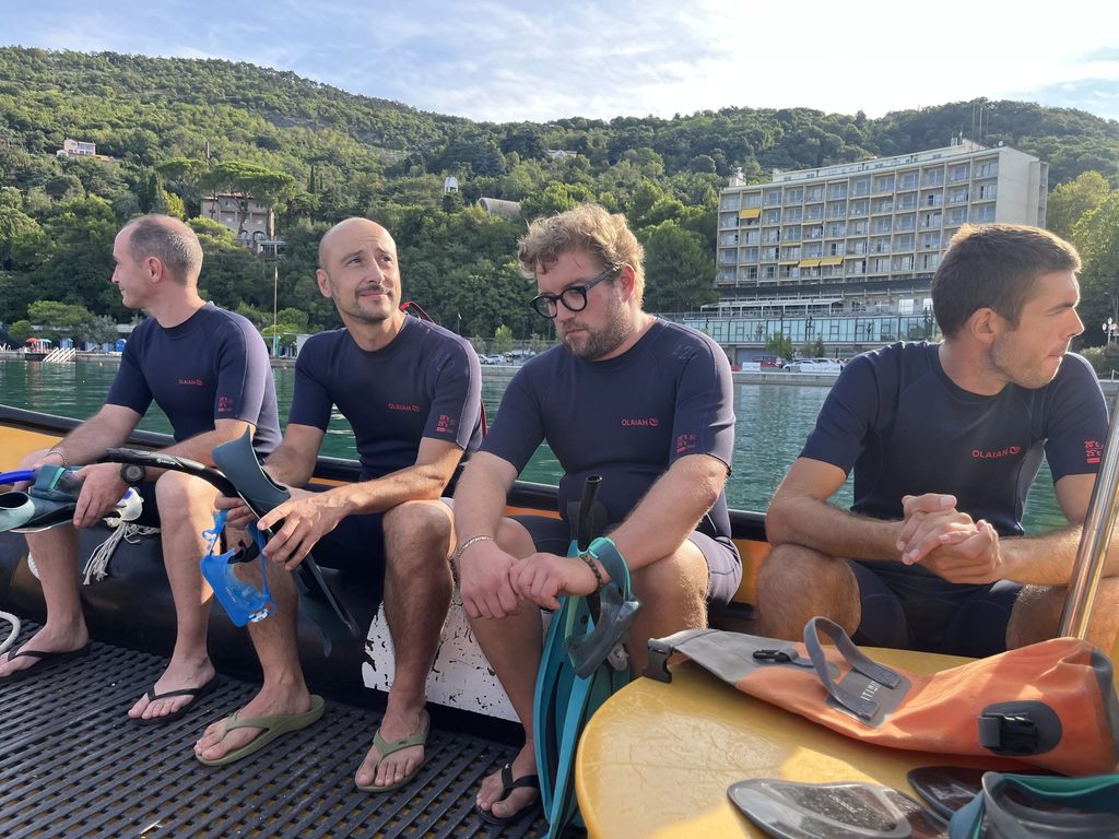 Giovani Soci in muta pronti per lo snorkeling a bordo del gommone
