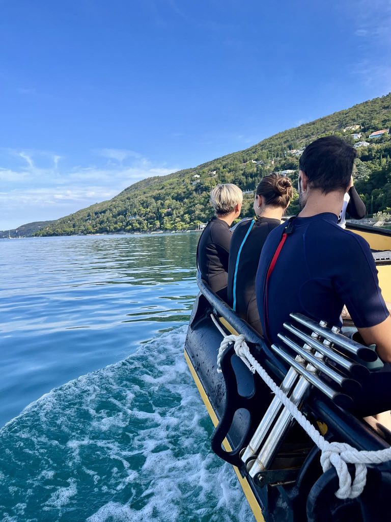 Giovani Soci in barca lungo la costa del Golfo di Trieste durante l'uscita a Miramare