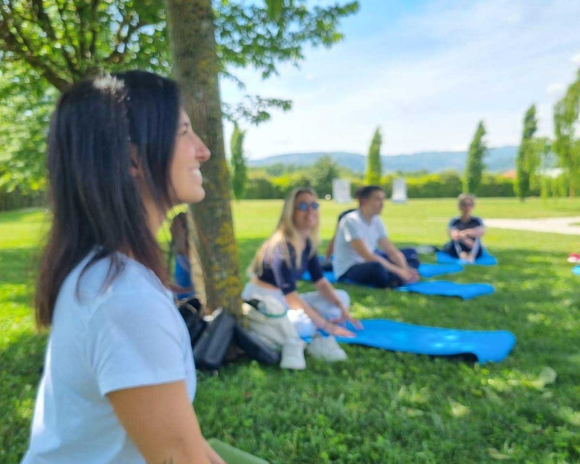 Giovani Soci praticano lo yoga al campus Vannucci di Pistoia