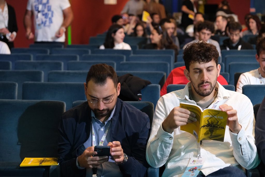 Giovani Soci in platea leggono il libro di Arturo Mariani al Forum Giovani Soci BCC 2026
