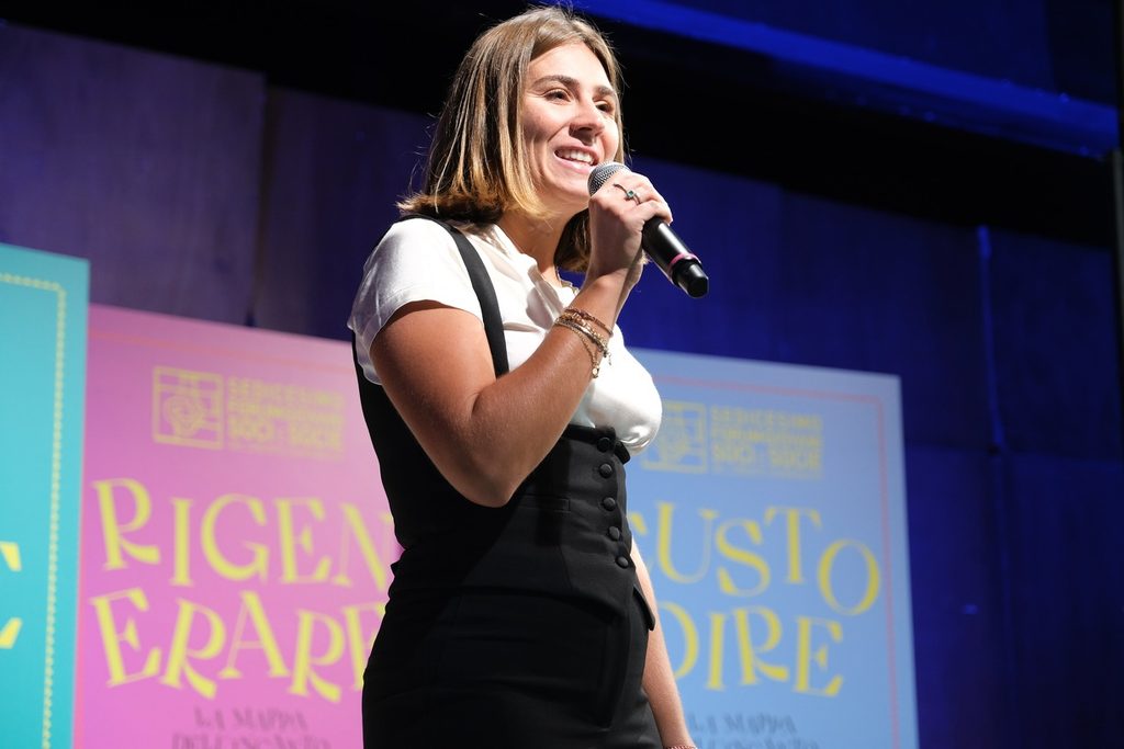 Elisa Bernardini, Presidente della Rete Nazionale dei Giovani Soci e delle Giovani Socie BCC, sul palco del Forum 2026