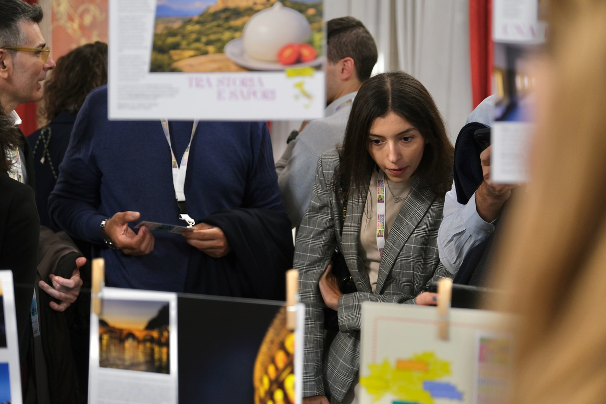 Giovane Socia visita la mappa dell'incanto, mostra realizzata nel corso del forum nazionale a l'aquila