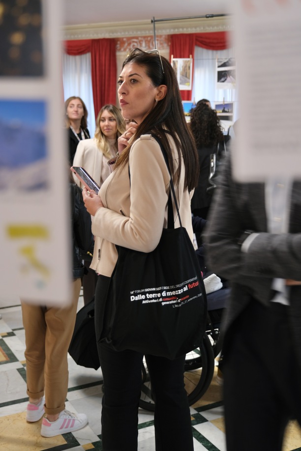 Giovane socia visita la Mappa dell'incanto la mostra del forum giovani soci bcc a l'aquila
