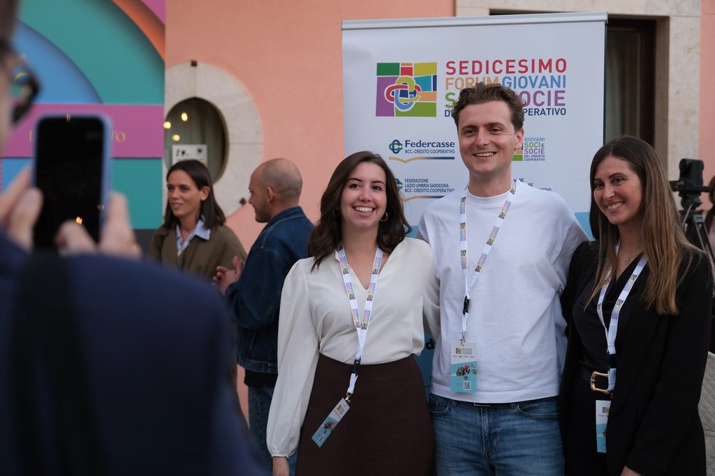 Giovani Soci si fanno fotografare all'ingresso della Mappa dell'incanto, la mostra del Forum giovani soci BCC a L'Aquila
