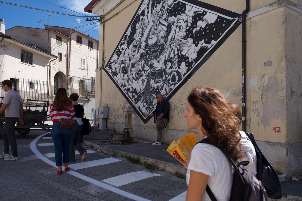 Giovani Soci e Socie BCC in visita ad Aielli davanti al murale di Zamoc "Fetonte Notturno"