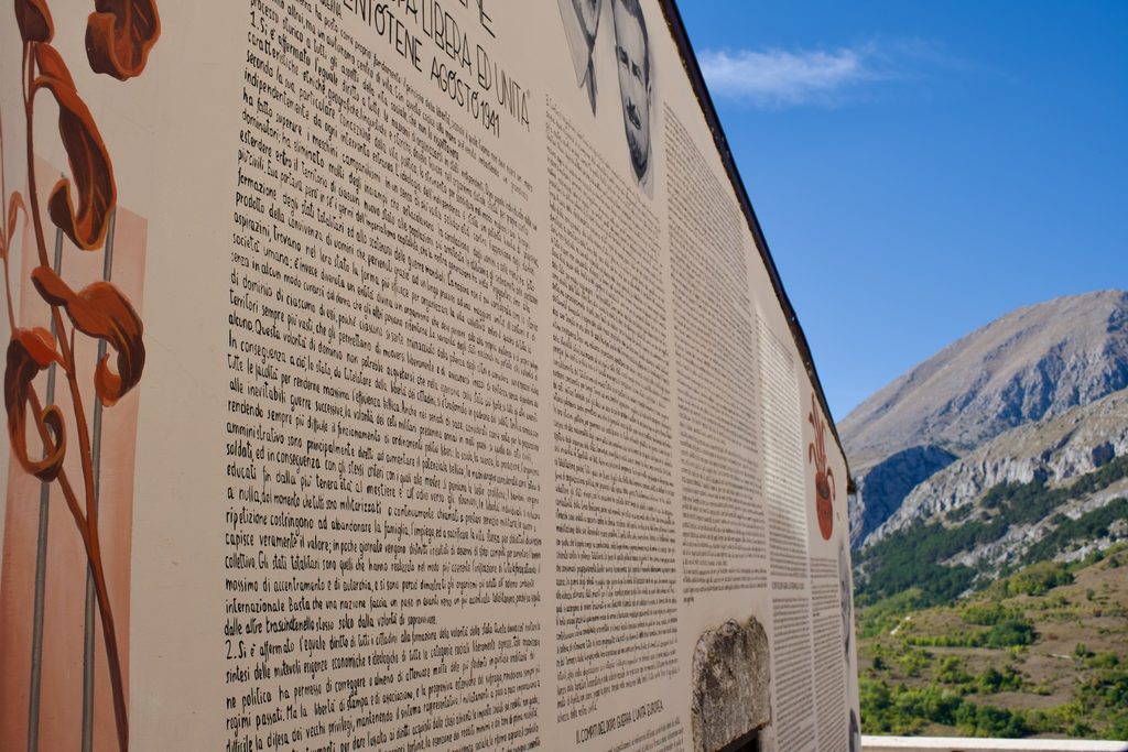 Il murale del Manifesto di Ventotene ad Aielli, dove sono stati i Giovani Soci e Socie BCC in visita al termine del Forum 2026 