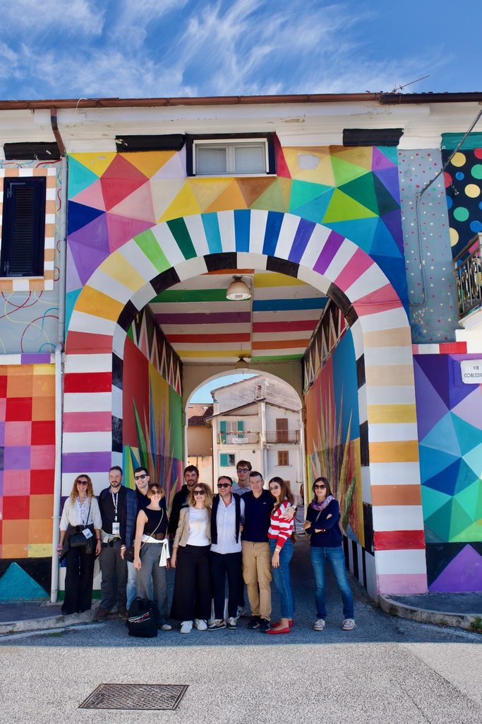 Giovani Soci e Socie BCC in visita ad Aielli davanti al murale di Okuda San Miguel "lluminary Palace"