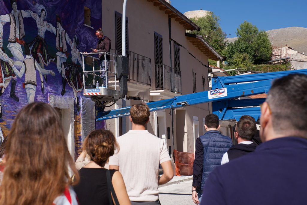 Giovani Soci e Socie BCC in visita ad Aielli al termine del 16° Forum nazionale osservano un artista della Moldova all'opera