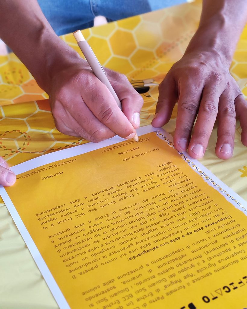 Firma sul certificato di adozione di un'arnia da parte del Gruppo Giovani Soci BCC Erchie