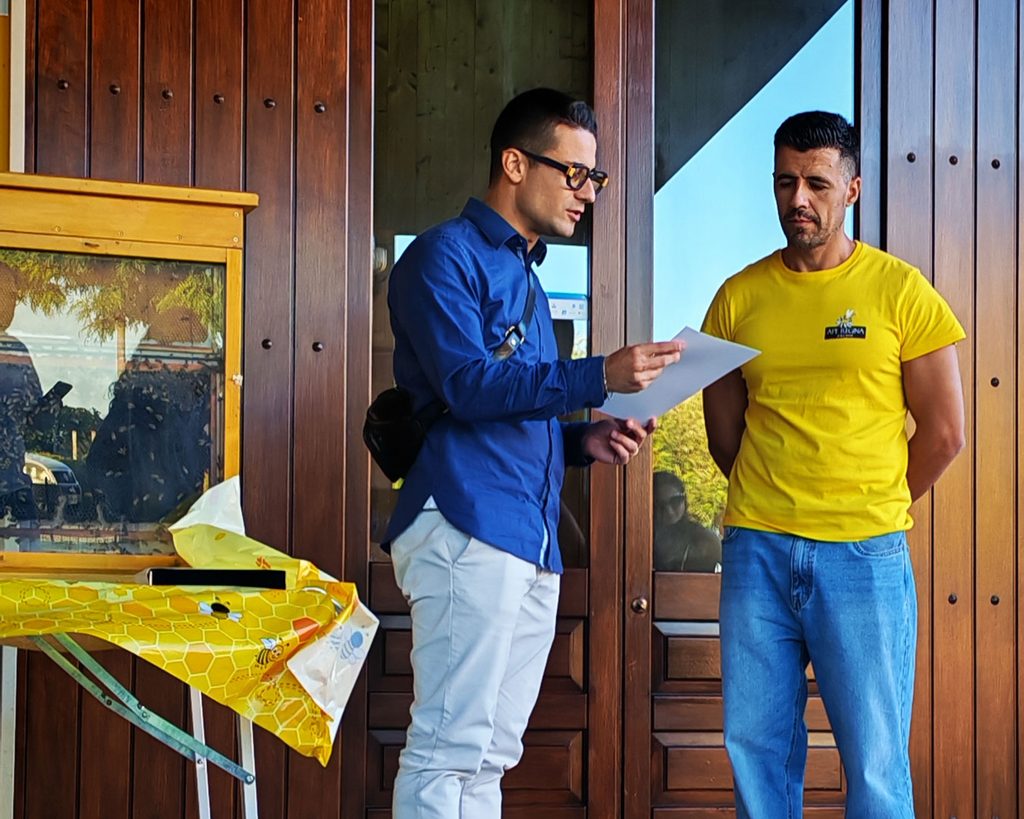 Firma sul certificato di adozione di un'arnia da parte del Gruppo Giovani Soci BCC Erchie