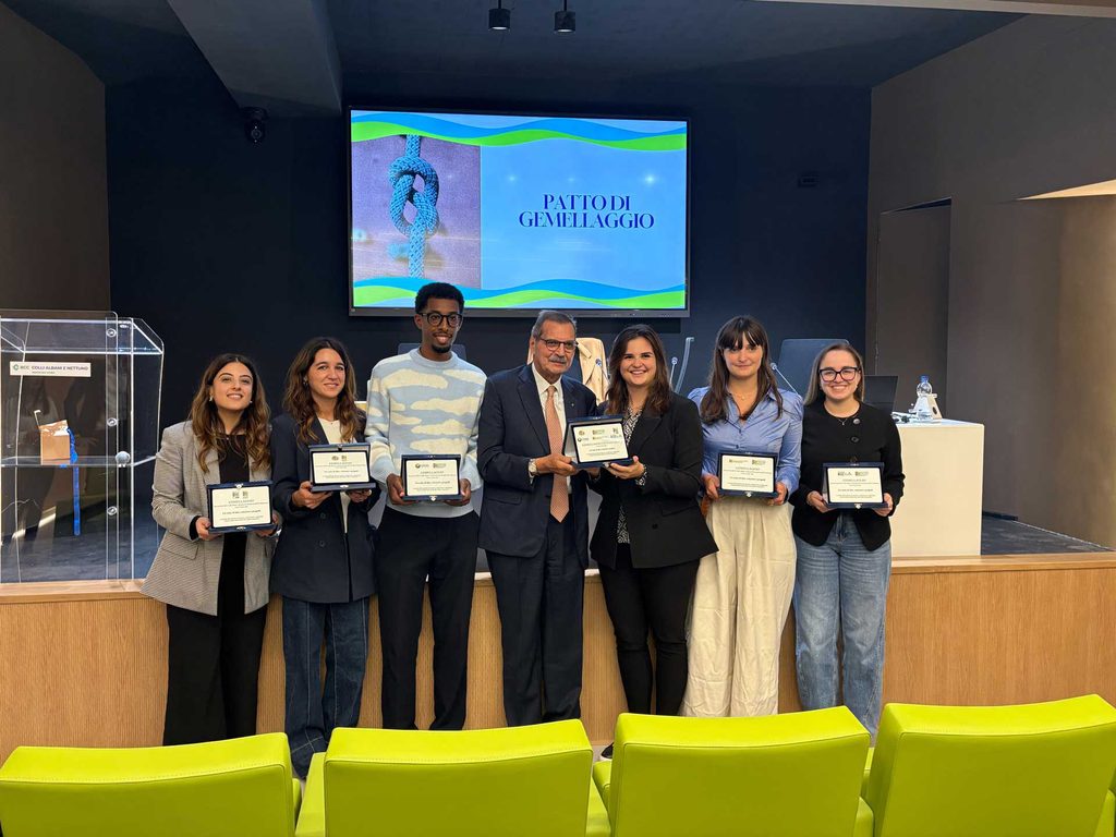Consegna delle targhe commemorative ai gruppi gemellati