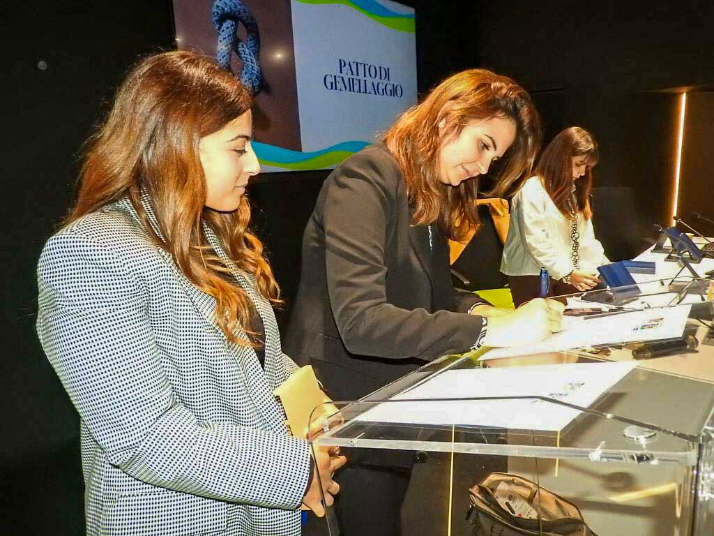 Firma dei patti di gemellaggio tra i Giovani Soci BCC Colli Albani e Nettuno e i gruppi ospiti