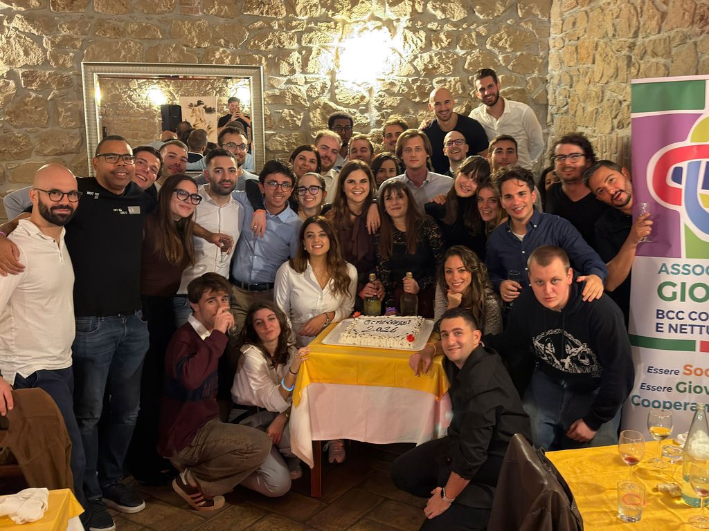 I Giovani Soci dei sei gruppi gemellati con una torta celebrativa del Gemellaggio 2026